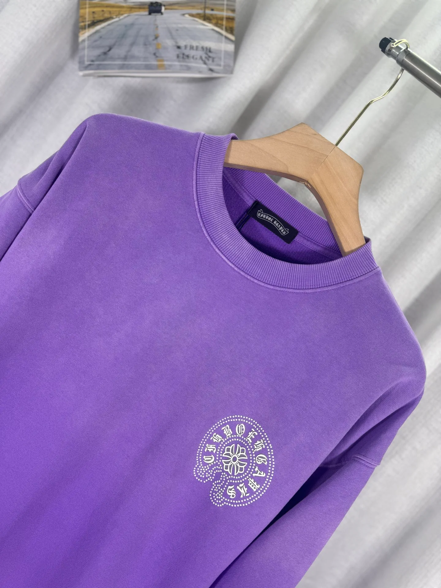 P280 top version, real shot without P, ​​different from market currency) 𝗖𝗵𝗿𝗼𝗺𝗲 𝗛𝗲𝗮𝗿𝘁𝘀/Croxin 2025 Autumn and Winter New Original Single Counter American 3D Rivets and Drill Couple Casual Sweater 👑The highest version! Customized fabric 430g tripe terry fabric! American-style pickled and distressed original fabric, laser-burned flowers, rivets and diamonds, exquisite embroidery of letters! The best-selling model in the counter, very comfortable to wear. Accessories: original molded and authenticated collar label➕100% silk wash label. Genuine purchase-grade original hangtag➕matching hanging rope➕3D hanging beads➕original packaging bag. Craftsmanship: The original version has consistent wiring! The highest version of the armhole matching technique! Color: Pink Black Green Purple Size: S M L XL Style Number: 25-363